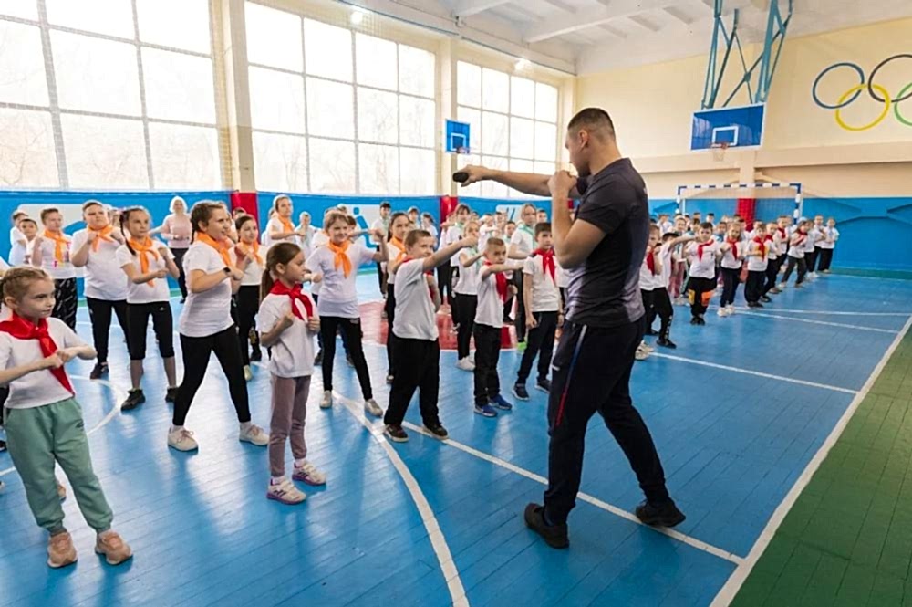Алматыий боксер провел зарядку для луганских школьников