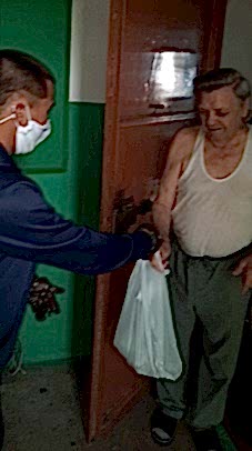 Жители Магнитогорска получили адресную помощь в виде одноразовых масок и дезинфекторов