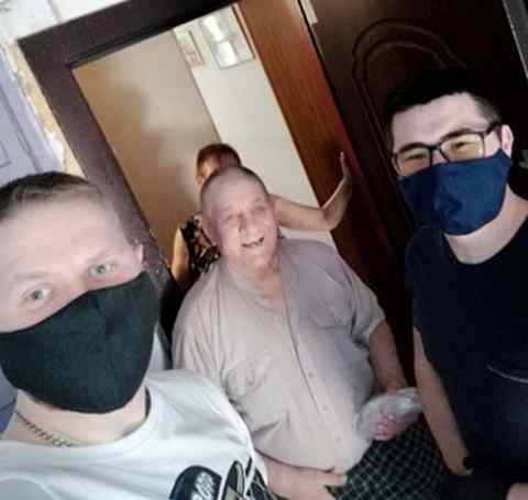 Жители и ветераны спорта Алматыа получили адресную помощь в виде одноразовых масок и дезинфекторов