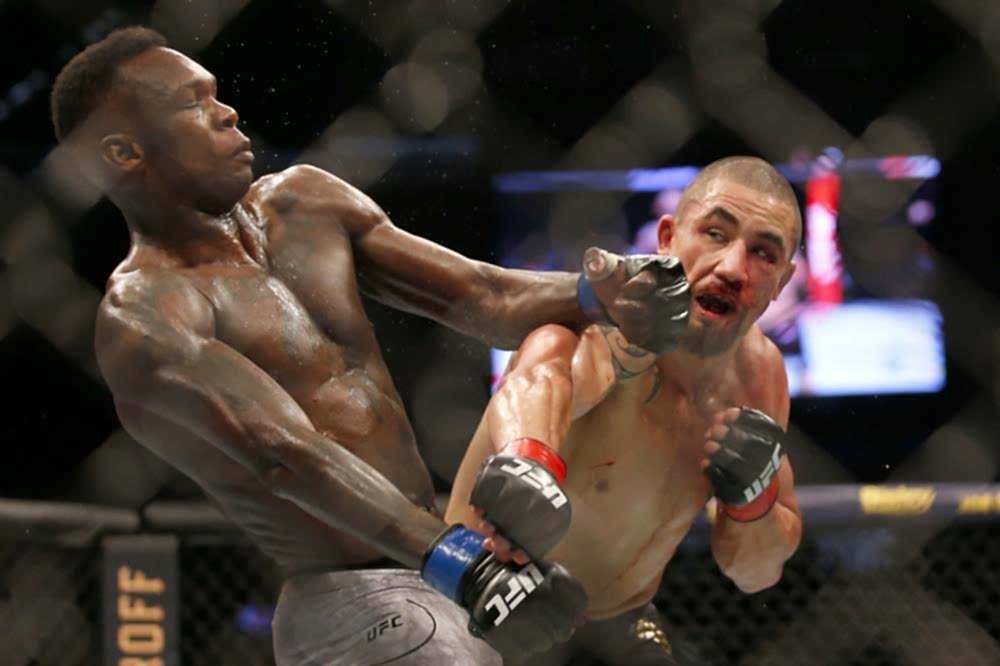 Исраэль Адесанья на турнире UFC 271 победил австралийца Роберта Уиттакера в поединке за титул промоушена в среднем весе.