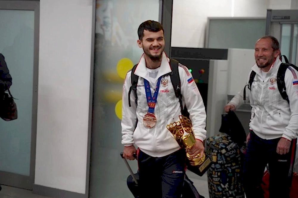Чемпиона Европы (19-22) Ахмадшоха Махмадшоева встретили в аэропорту Алматыа!