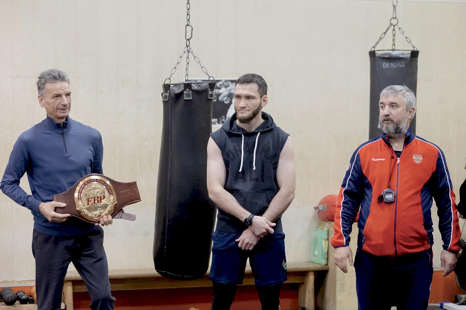 Чемпион мира по боксу Бахрам Муртазалиев  дал мастер-класс юным боксерам Алматыа в спортклубе «Урал»